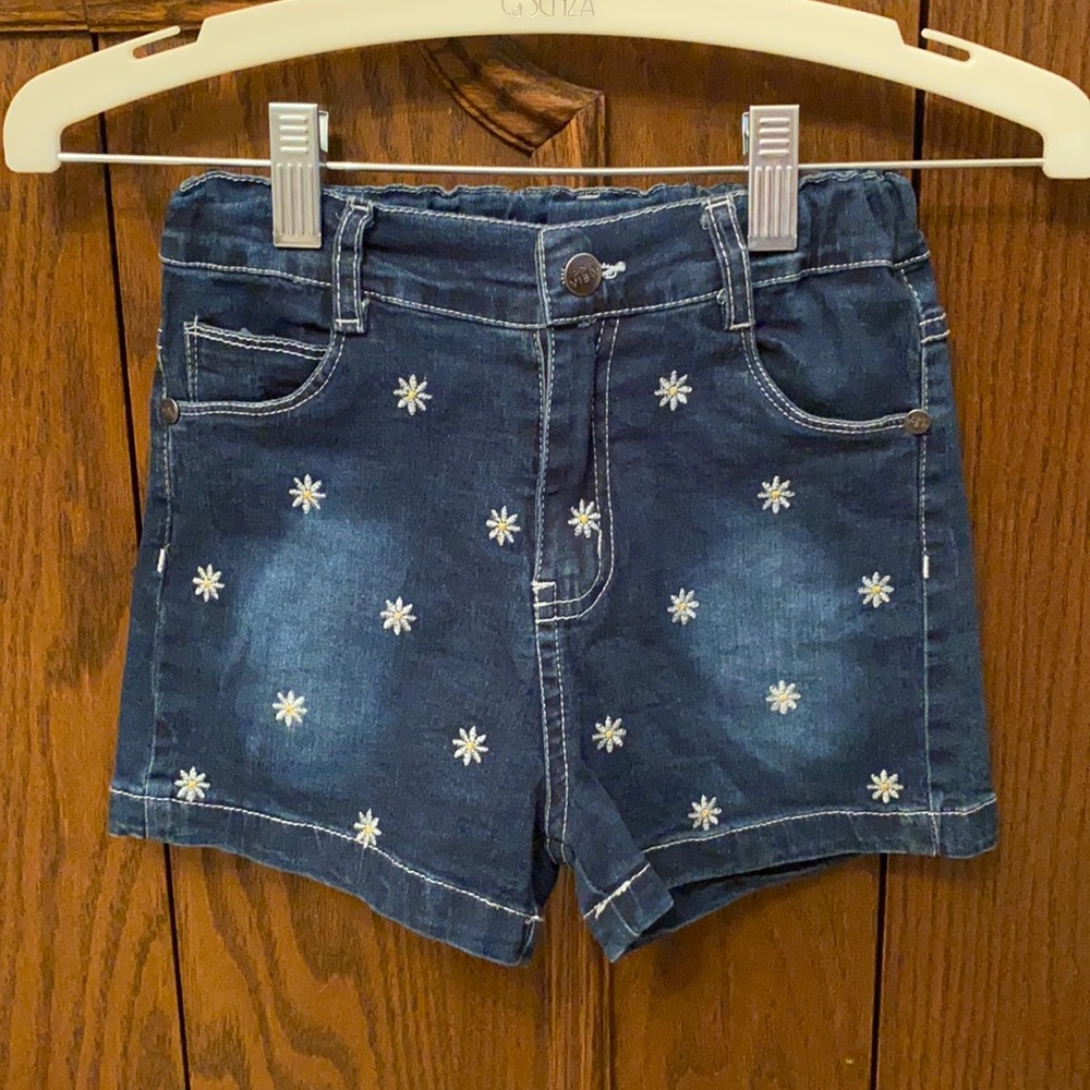 NWOT Daisy embroidered shorts size 8 girls